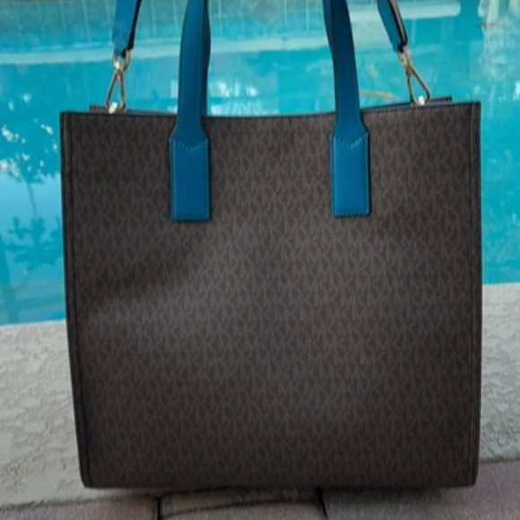 Michael Kors Kenly Large Tote - Picture 4 of 15